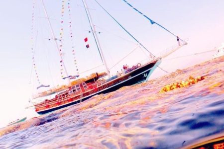 Luxury Yacht Dinner Cruise with Show